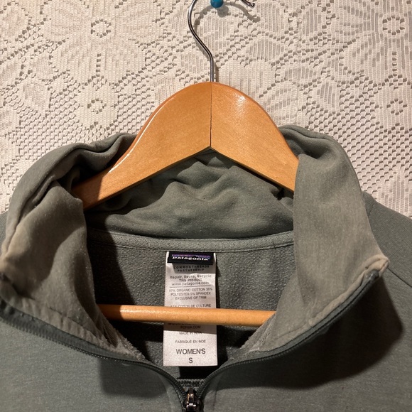 Women’s Patagonia zip up in sage green - Picture 2 of 3